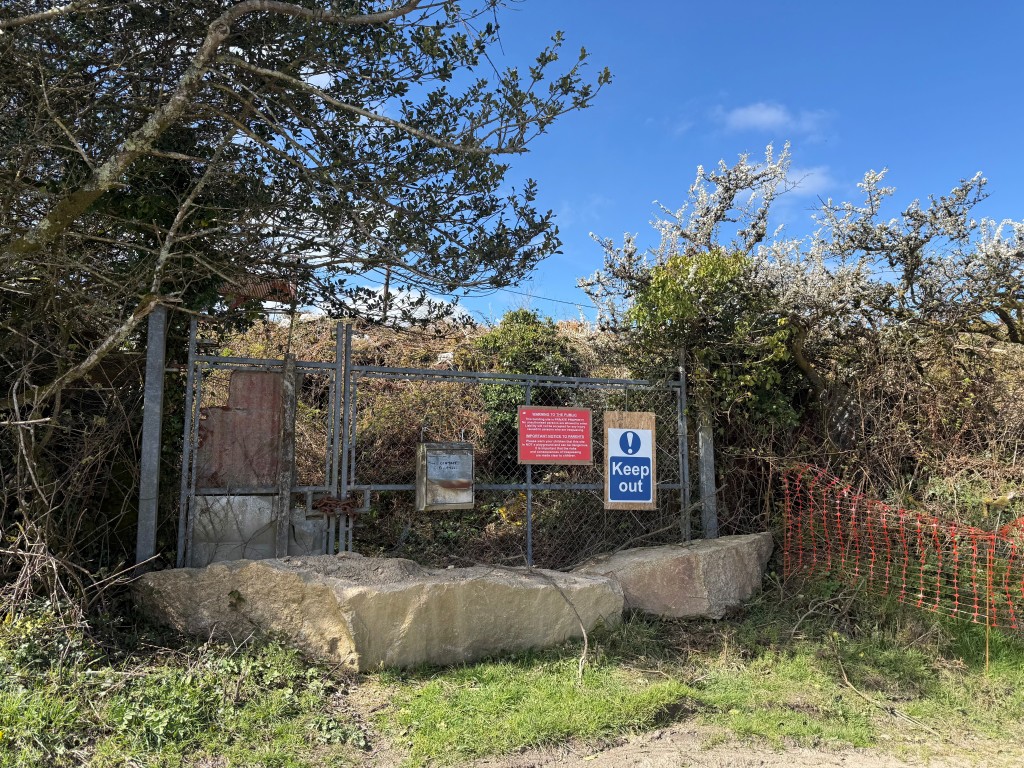 Lot: 35 - FORMER QUARRY WITH DILAPIDATED BUILDINGS ON SITE - Entrance to Quarry